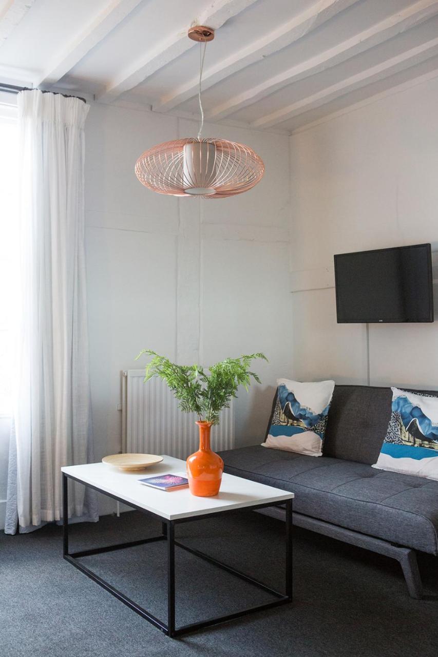 Whitehouse Rye Bed & Breakfast ภายนอก รูปภาพ A living room with a flat screen television
