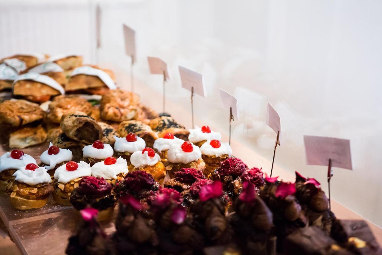 Whitehouse Rye Bed & Breakfast ภายนอก รูปภาพ A selection of Italian pastries