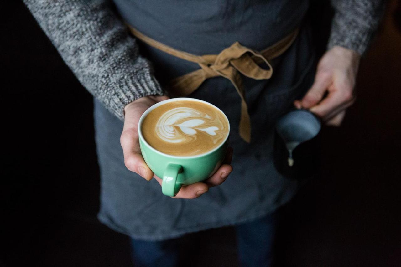 Whitehouse Rye Bed & Breakfast ภายนอก รูปภาพ A barista holding a cup of coffee